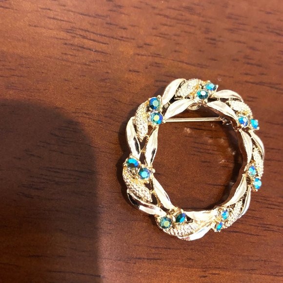 Gerry’s Vintage Gold Tone Rhinestones Wreath Brooch Pin. - Picture 12 of 14